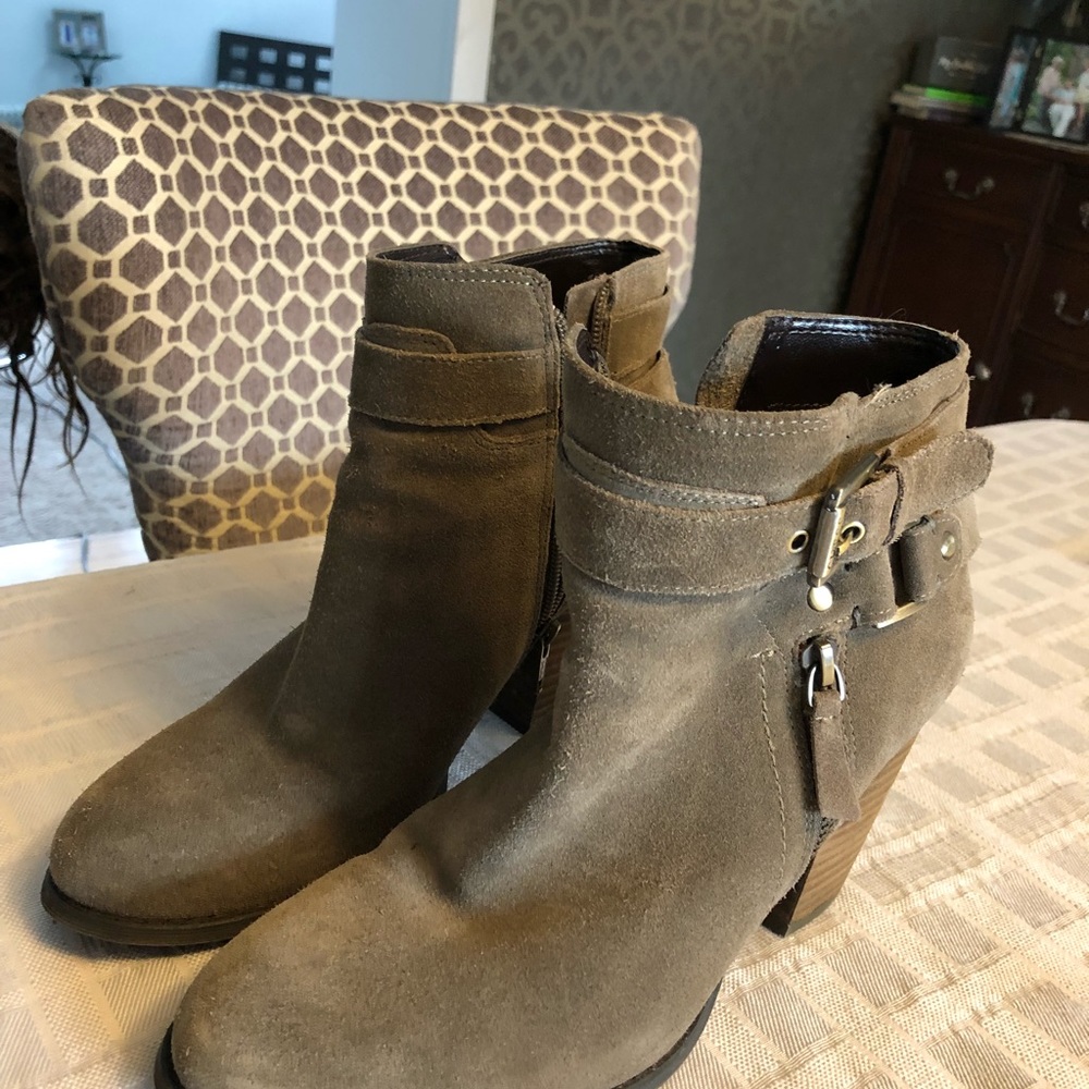 GUESS booties 😍😍 - Picture 5 of 7